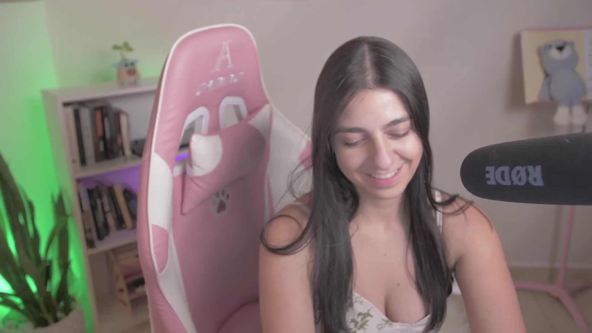 Gallery image thumbnail from anarossanna's myfreecams stream on, 09/29/2024, 03:56 image 13 of 20