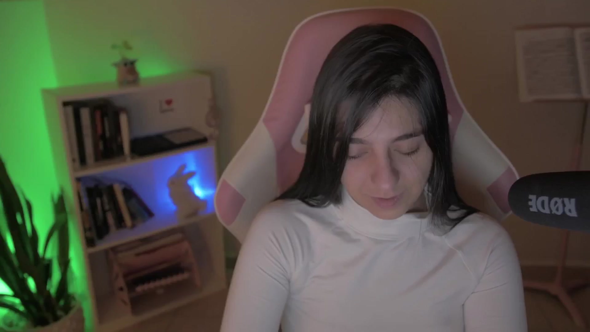 Gallery image thumbnail from anarossanna's myfreecams stream on, 10/05/2024, 05:32 image 11 of 20