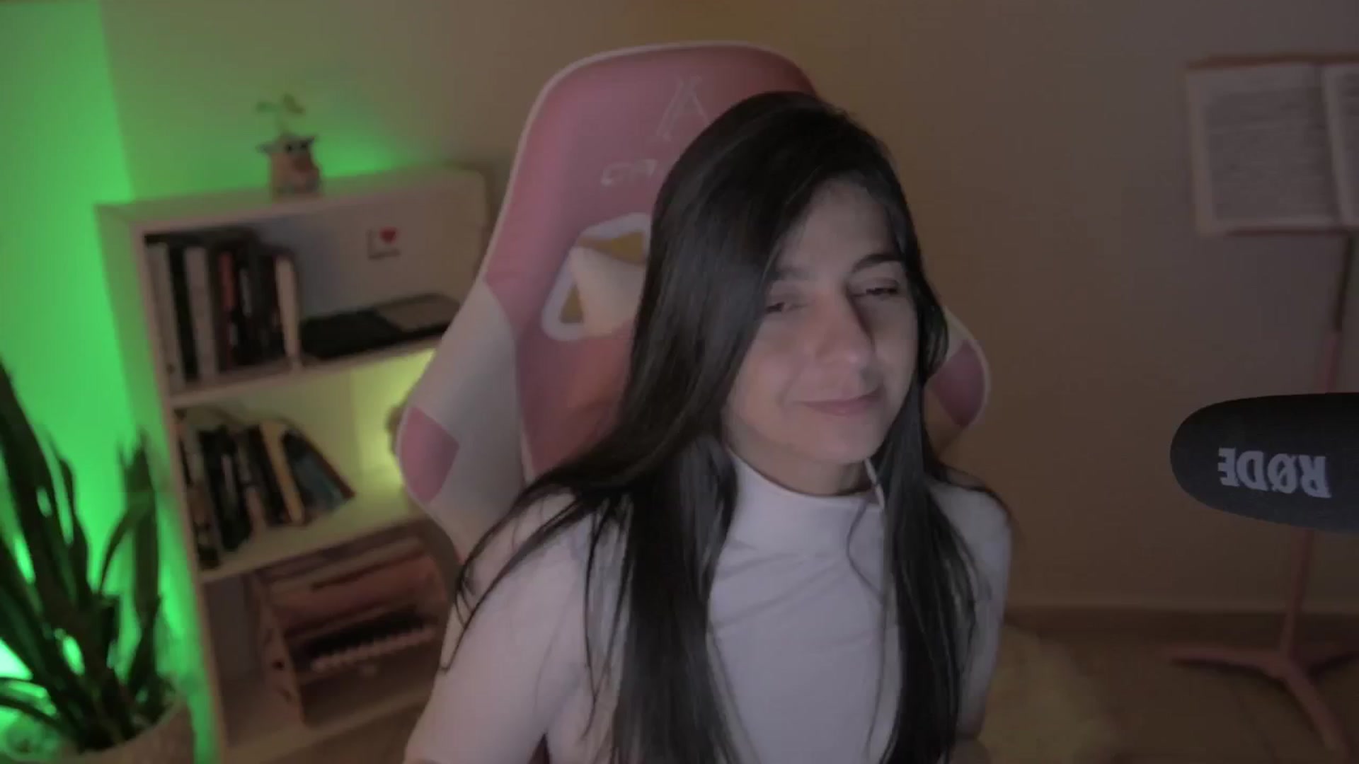 Gallery image thumbnail from anarossanna's myfreecams stream on, 10/05/2024, 05:32 image 17 of 20