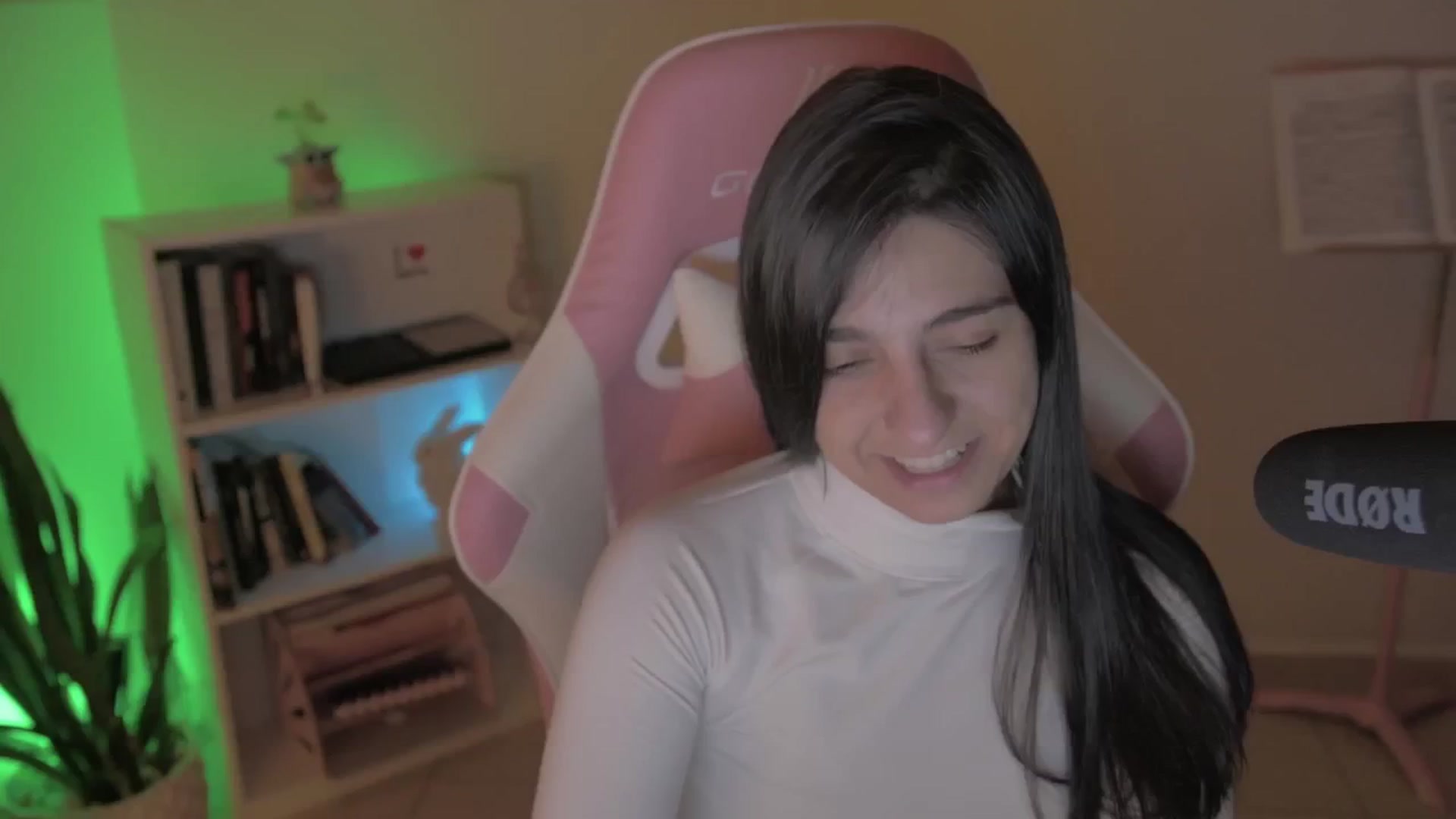 Gallery image thumbnail from anarossanna's myfreecams stream on, 10/05/2024, 05:32 image 10 of 20