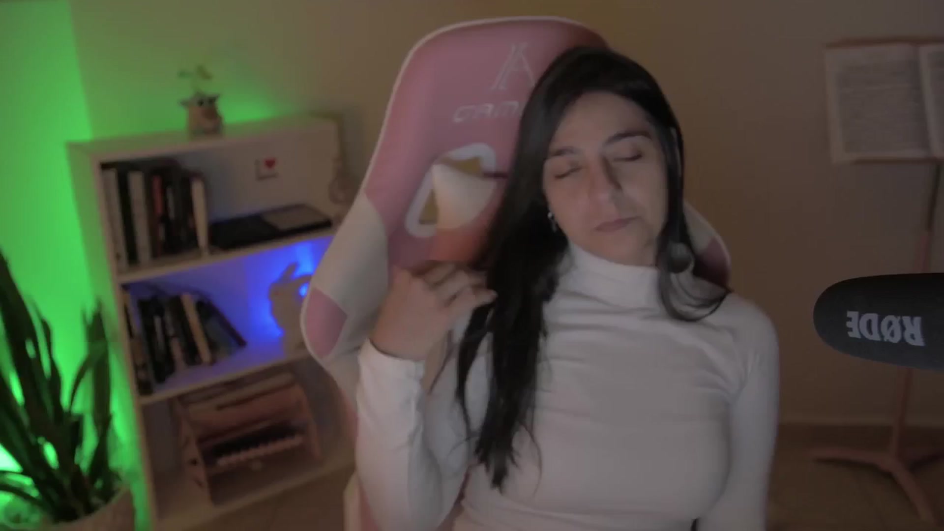 Gallery image thumbnail from anarossanna's myfreecams stream on, 10/05/2024, 05:32 image 12 of 20