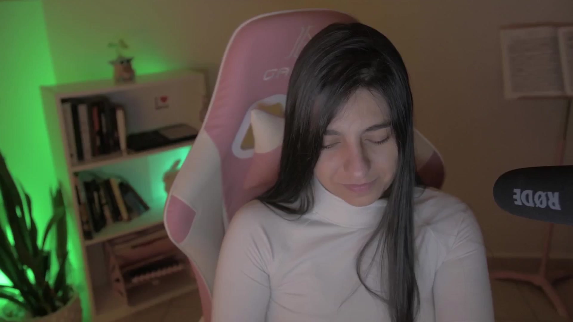 Gallery image thumbnail from anarossanna's myfreecams stream on, 10/05/2024, 05:32 image 9 of 20