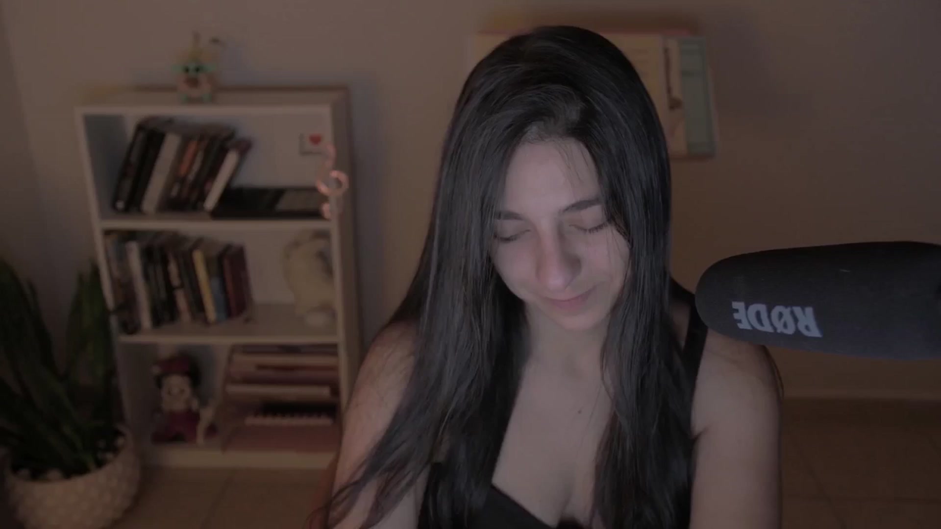 Gallery image thumbnail from anarossanna's myfreecams stream on, 10/15/2024, 02:21 image 19 of 20