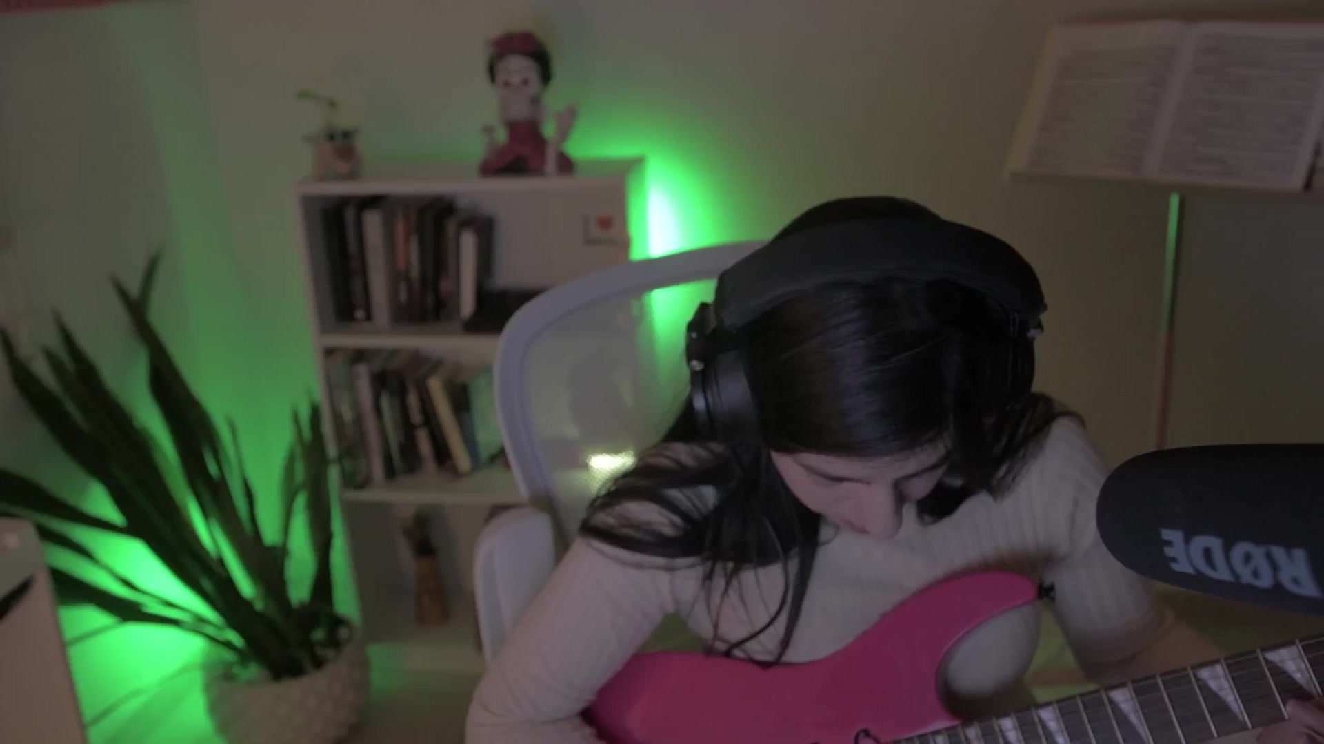 Gallery image thumbnail from anarossanna's myfreecams stream on, 10/26/2024, 02:51 image 12 of 20