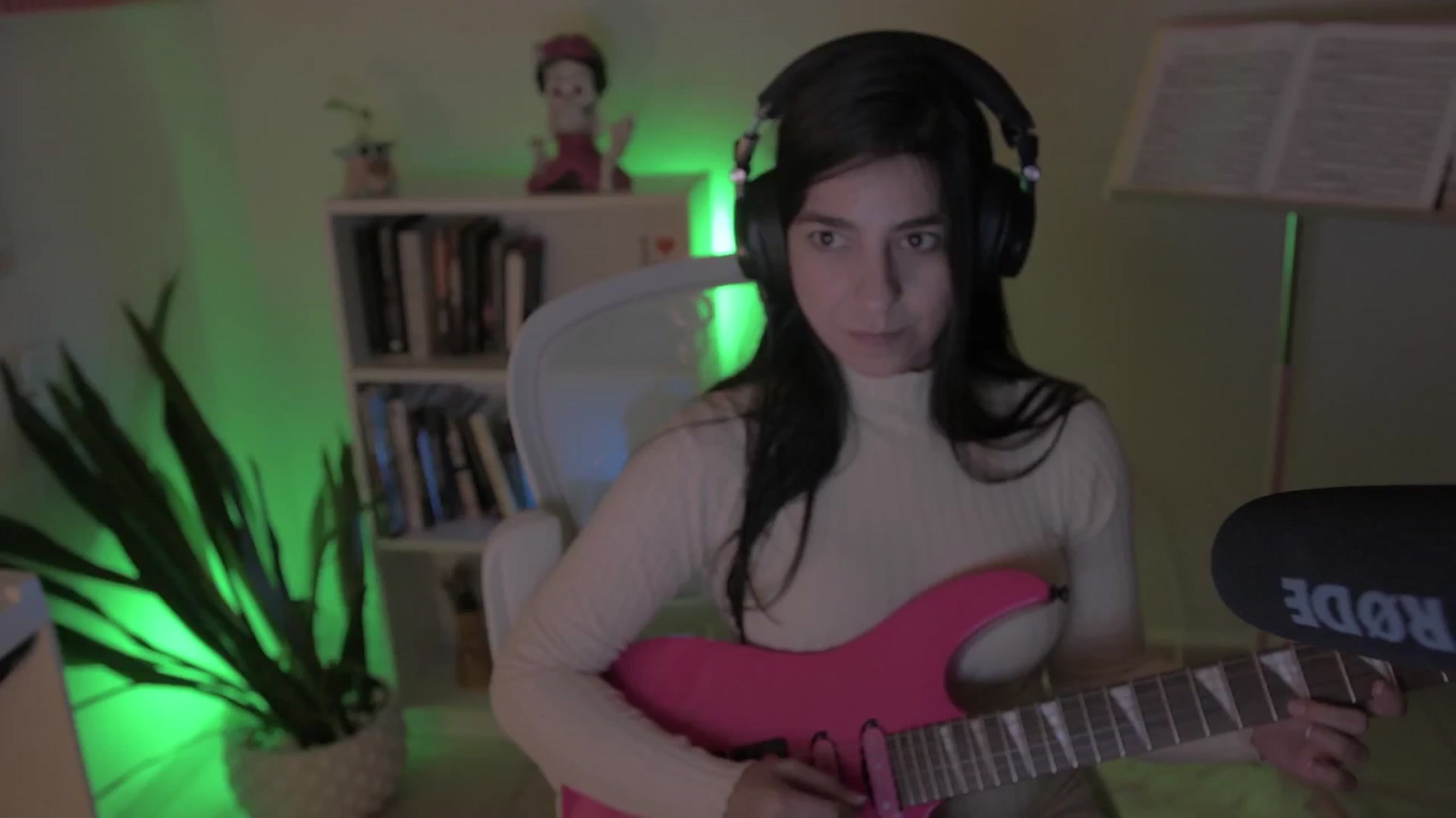 Gallery image thumbnail from anarossanna's myfreecams stream on, 10/26/2024, 02:51 image 14 of 20