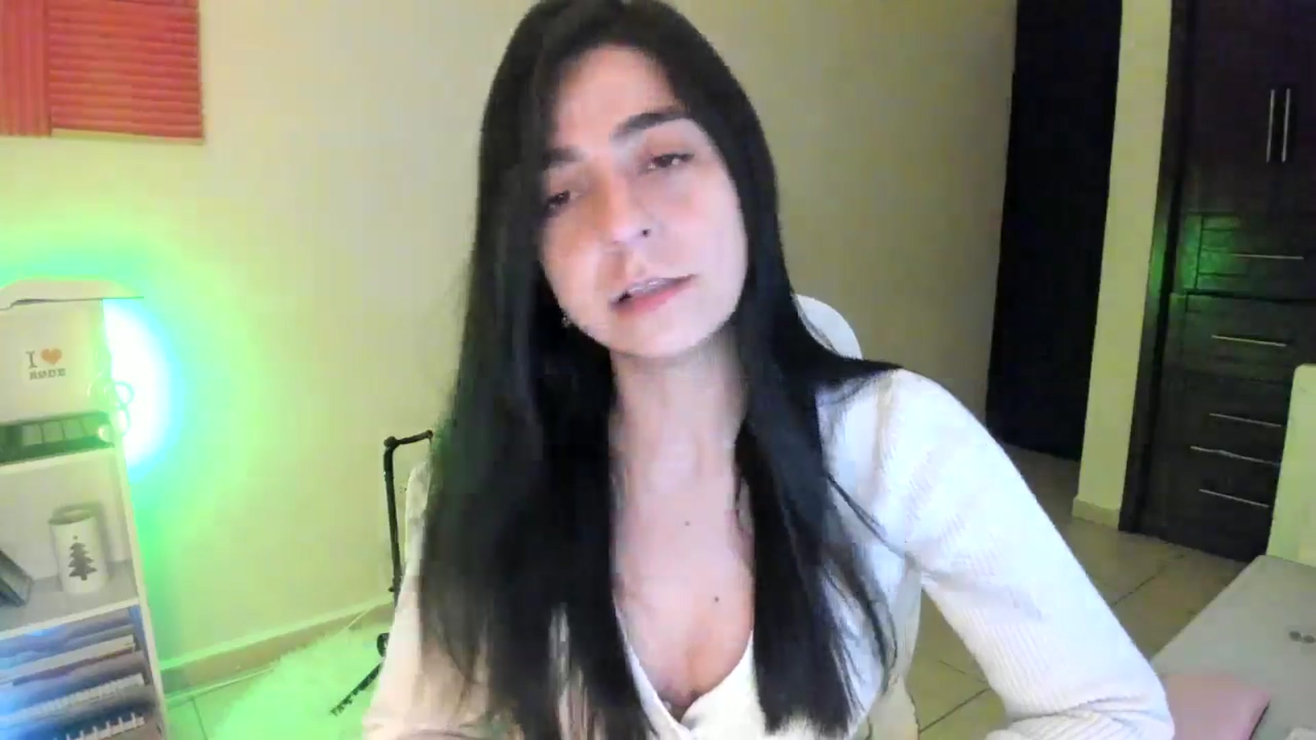 Gallery image thumbnail from anarossanna's myfreecams stream on, 11/18/2024, 02:43 image 10 of 20