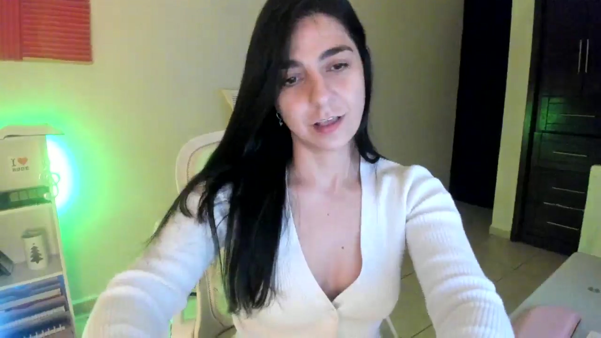 Gallery image thumbnail from anarossanna's myfreecams stream on, 11/18/2024, 02:43 image 15 of 20