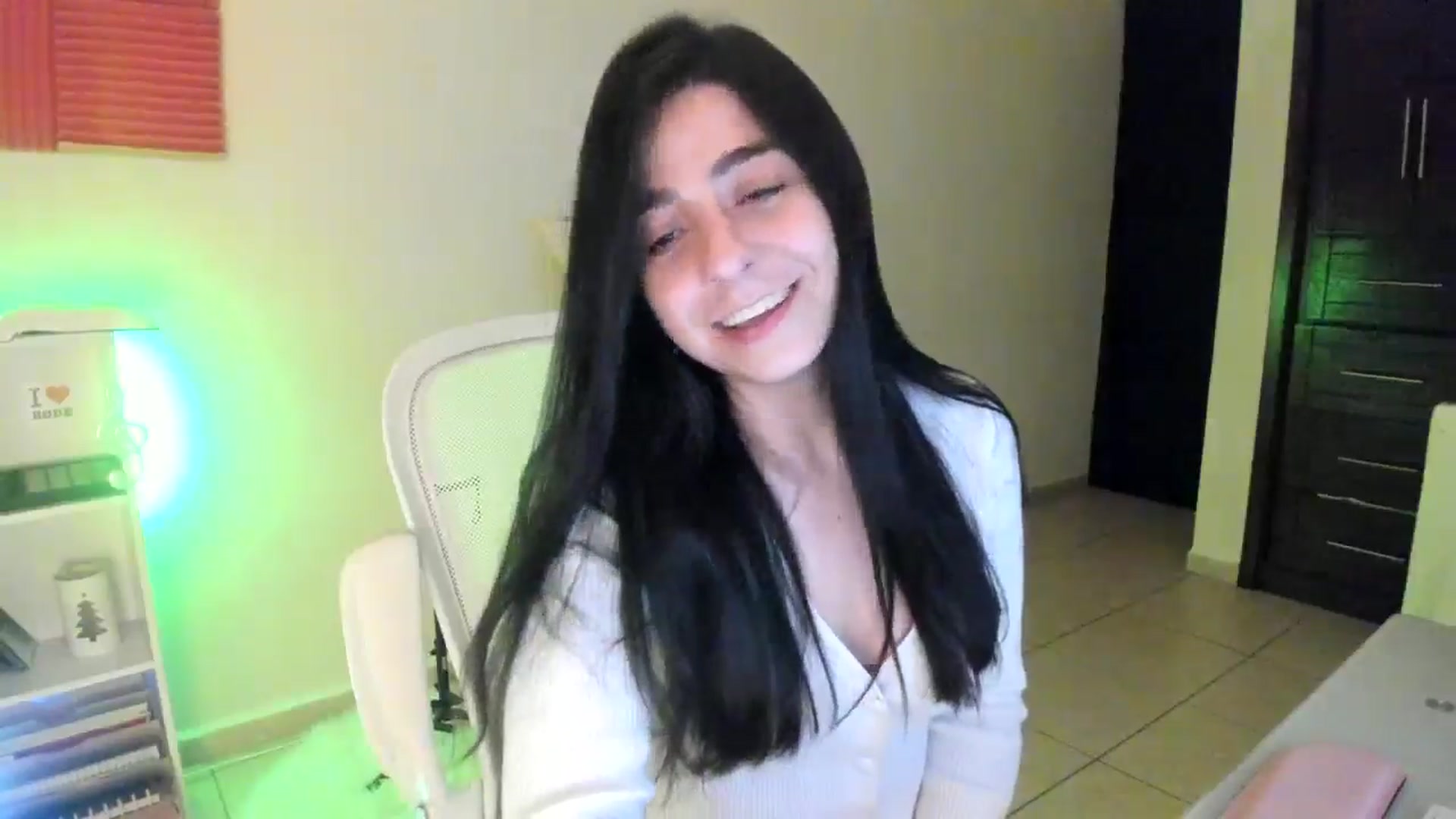 Gallery image thumbnail from anarossanna's myfreecams stream on, 11/18/2024, 02:43 image 5 of 20