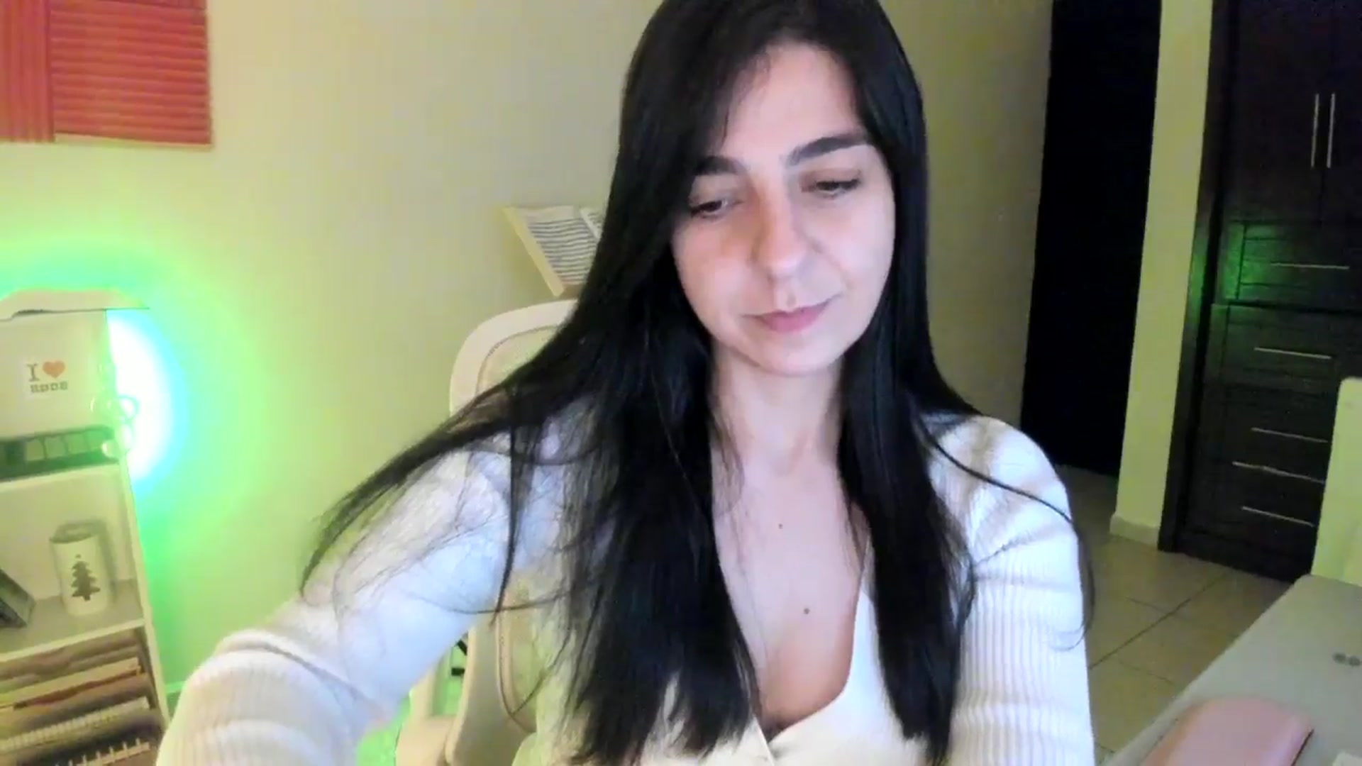 Gallery image thumbnail from anarossanna's myfreecams stream on, 11/18/2024, 02:43 image 9 of 20
