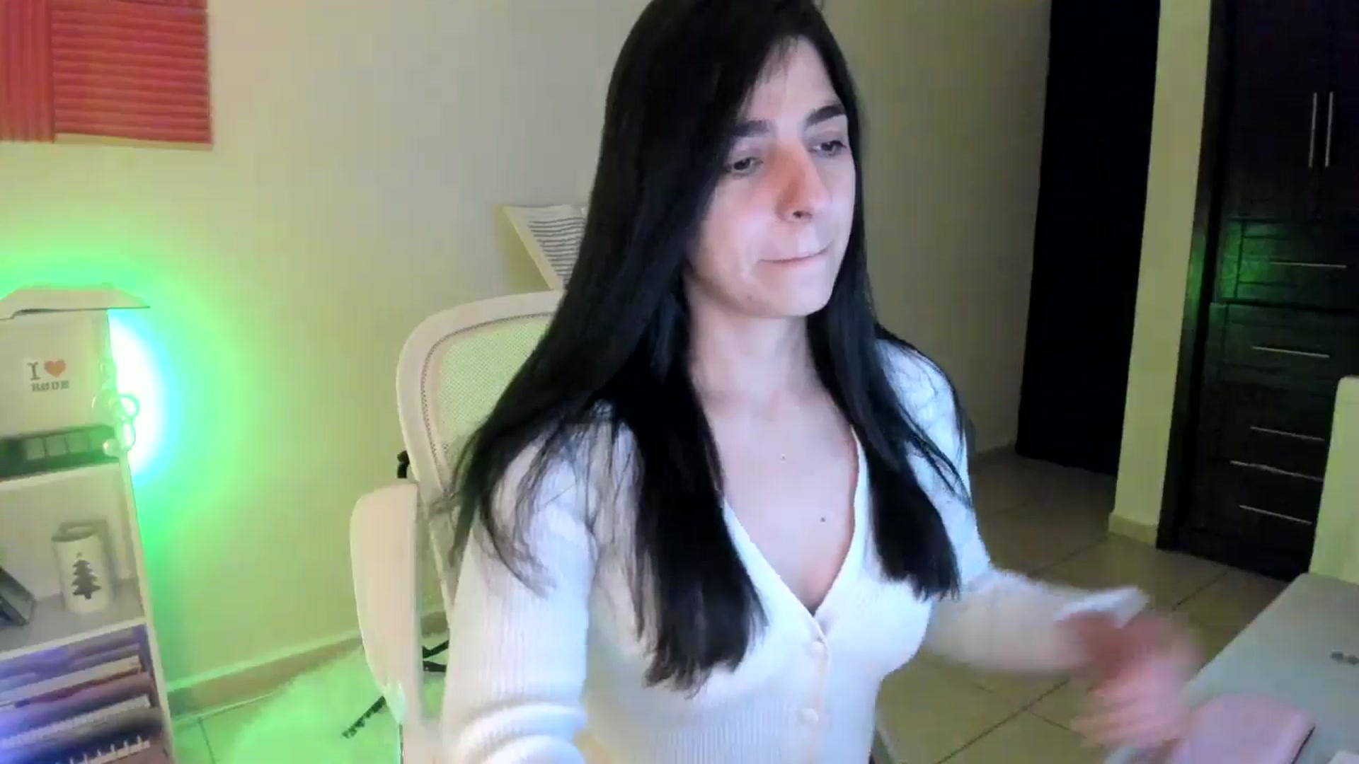 Gallery image thumbnail from anarossanna's myfreecams stream on, 11/18/2024, 02:43 image 2 of 20