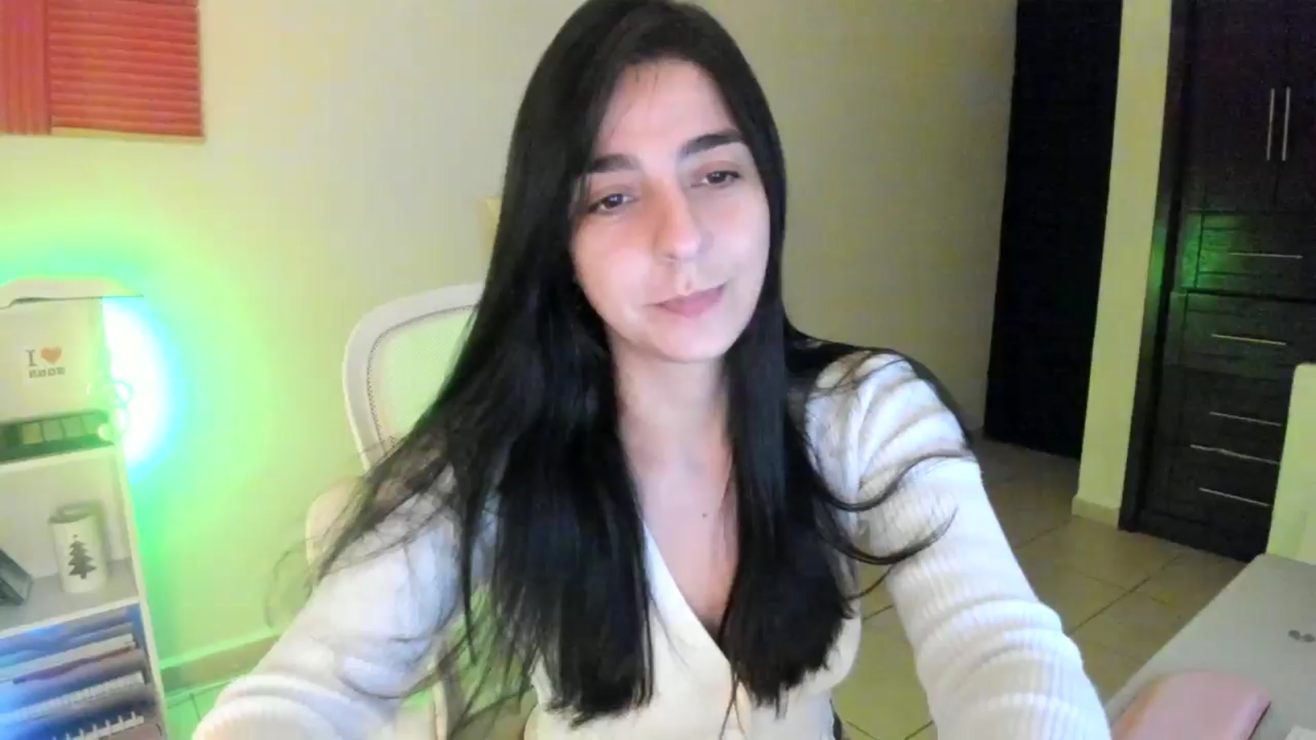 Gallery image thumbnail from anarossanna's myfreecams stream on, 11/18/2024, 02:43 image 6 of 20