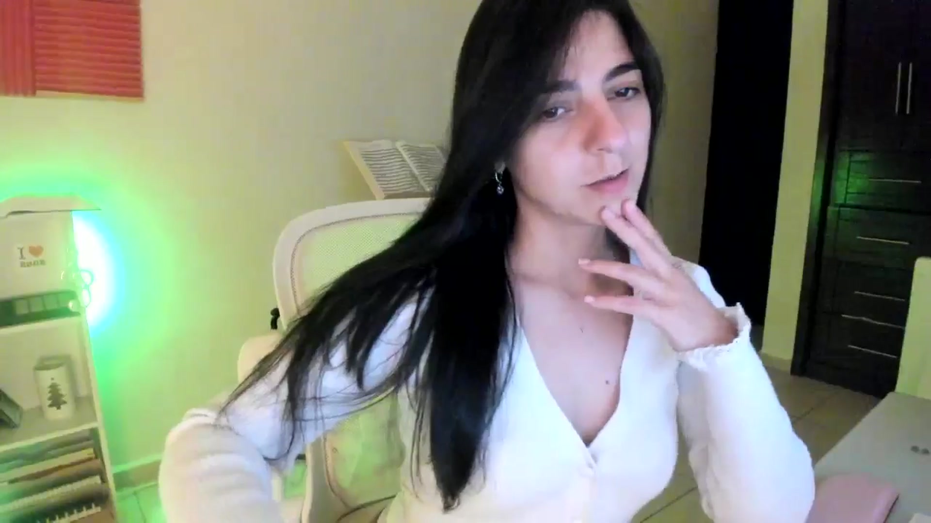Gallery image thumbnail from anarossanna's myfreecams stream on, 11/18/2024, 02:43 image 13 of 20