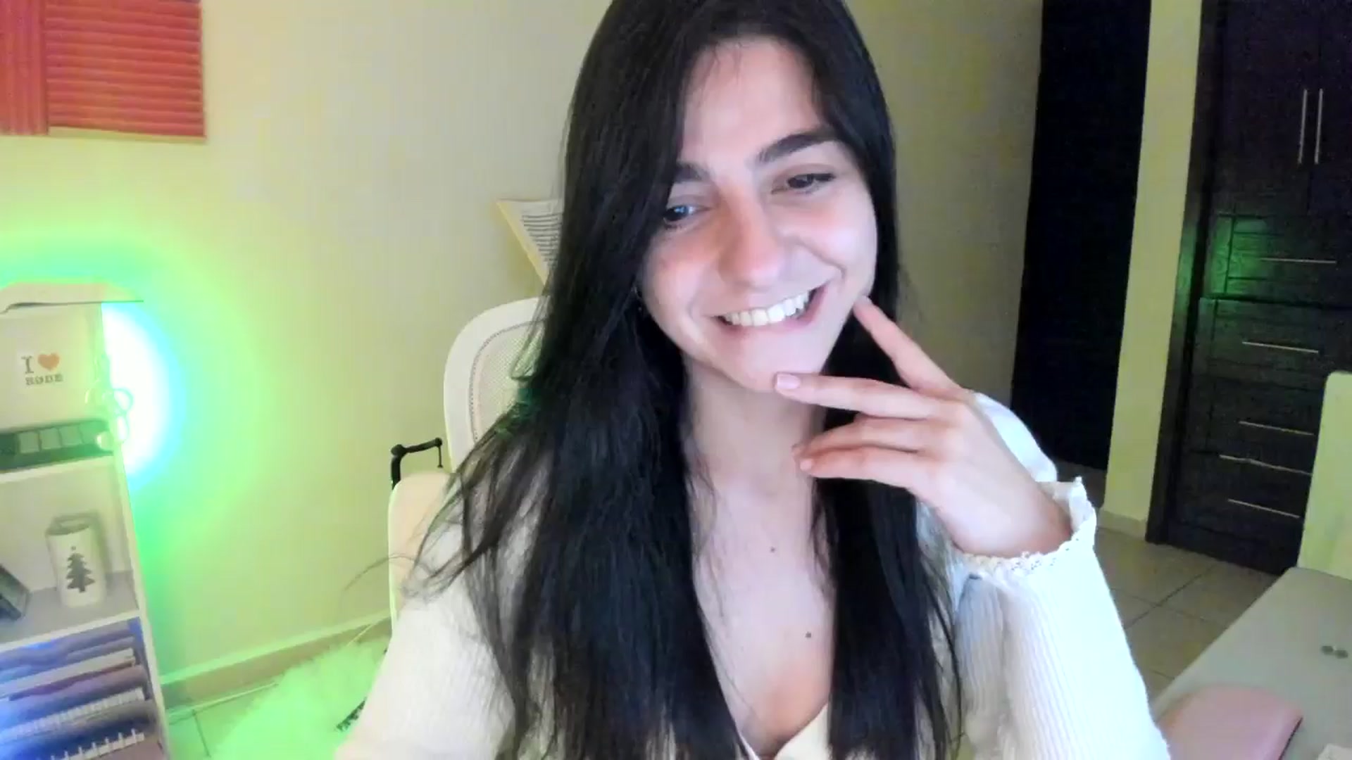 Gallery image thumbnail from anarossanna's myfreecams stream on, 11/18/2024, 02:43 image 11 of 20