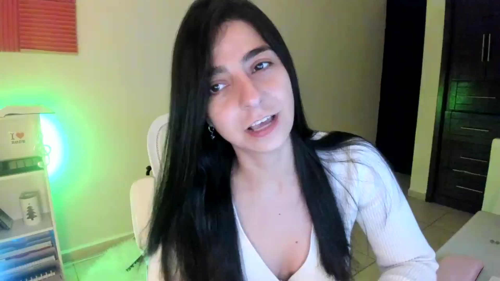 Gallery image thumbnail from anarossanna's myfreecams stream on, 11/18/2024, 02:43 image 1 of 20