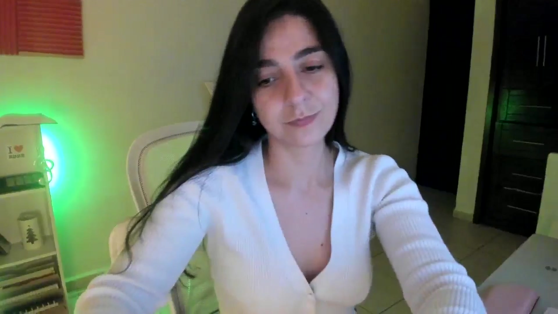 Gallery image thumbnail from anarossanna's myfreecams stream on, 11/18/2024, 02:43 image 18 of 20