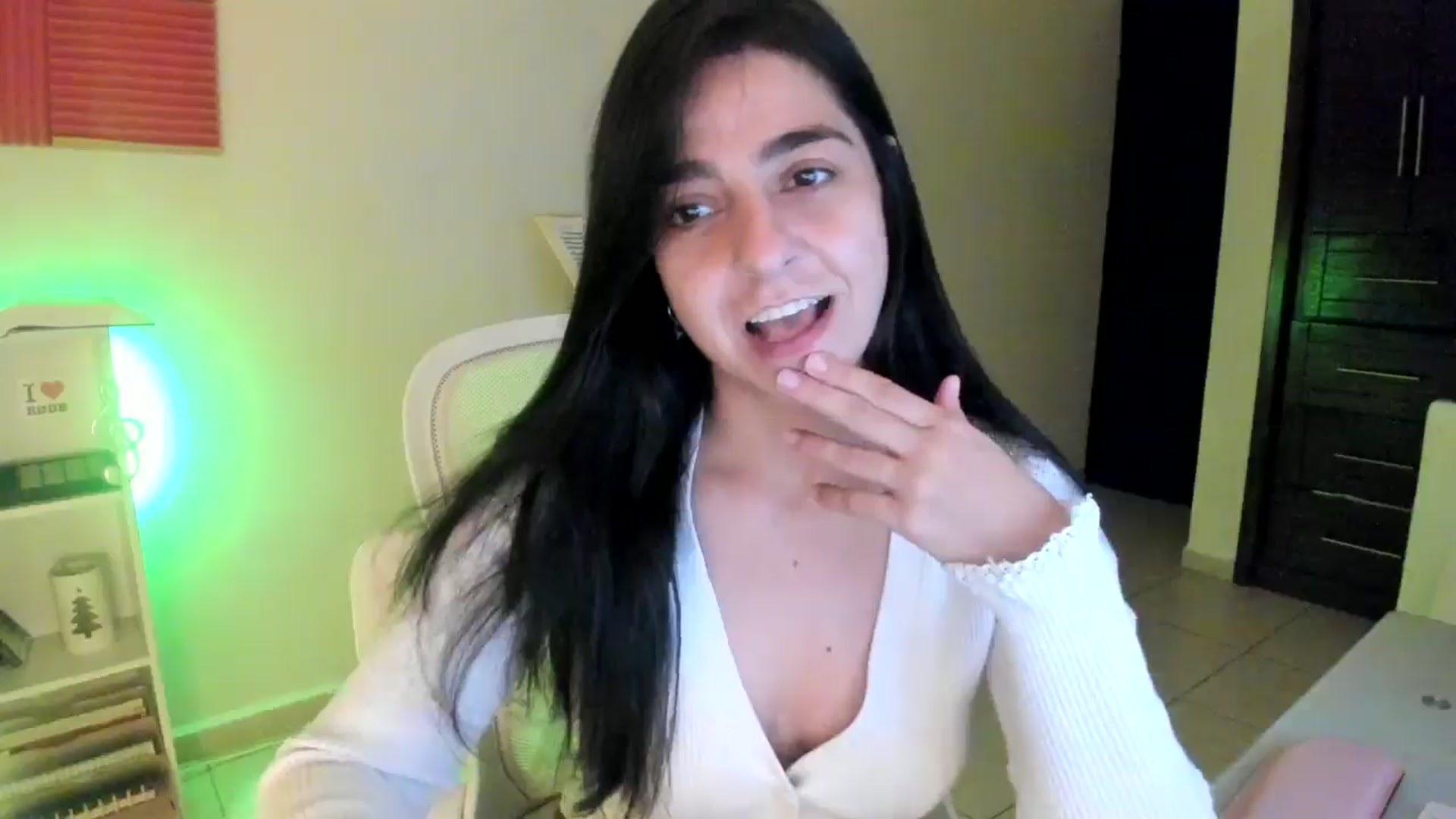 Gallery image thumbnail from anarossanna's myfreecams stream on, 11/18/2024, 02:43 image 16 of 20