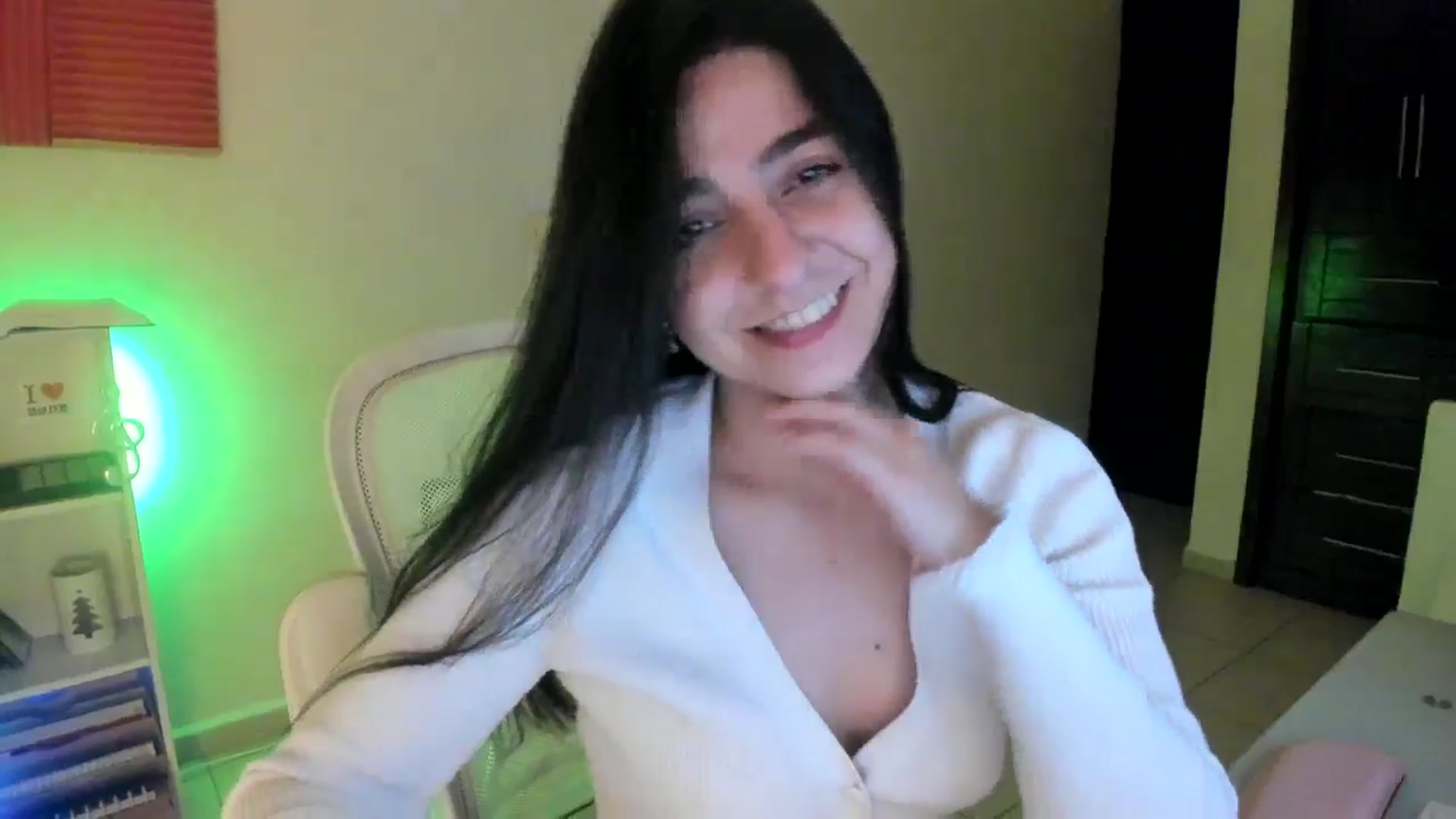 Gallery image thumbnail from anarossanna's myfreecams stream on, 11/18/2024, 02:43 image 17 of 20
