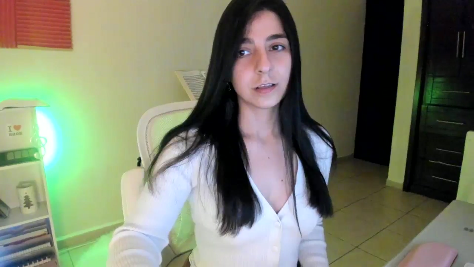 Gallery image thumbnail from anarossanna's myfreecams stream on, 11/18/2024, 02:43 image 3 of 20