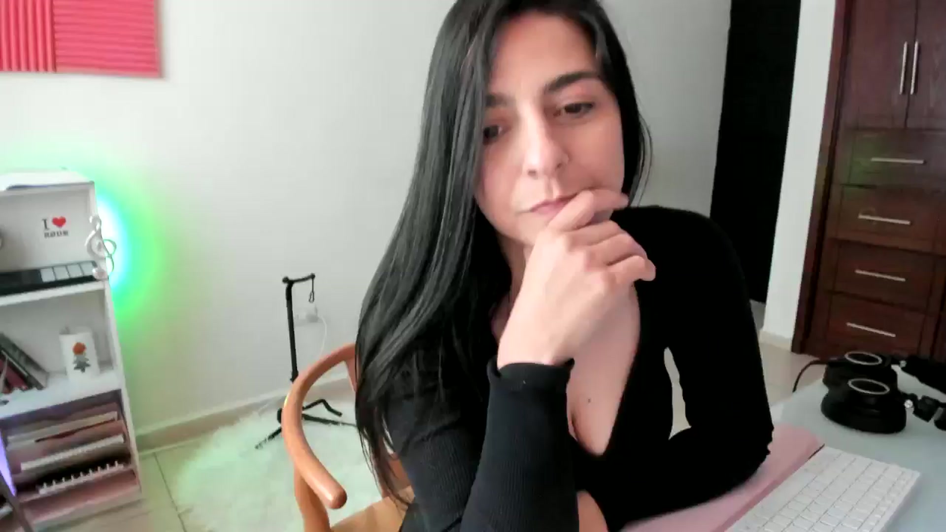 Gallery image thumbnail from anarossanna's myfreecams stream on, 11/22/2024, 20:43 image 15 of 20
