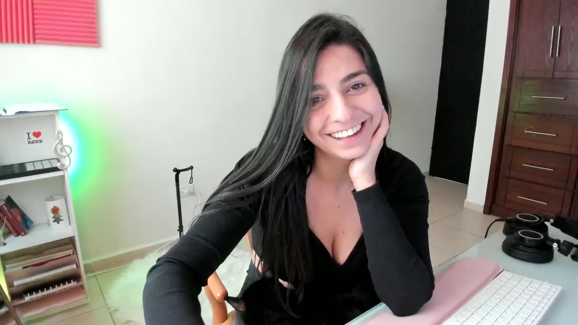 Gallery image thumbnail from anarossanna's myfreecams stream on, 11/22/2024, 20:43 image 17 of 20