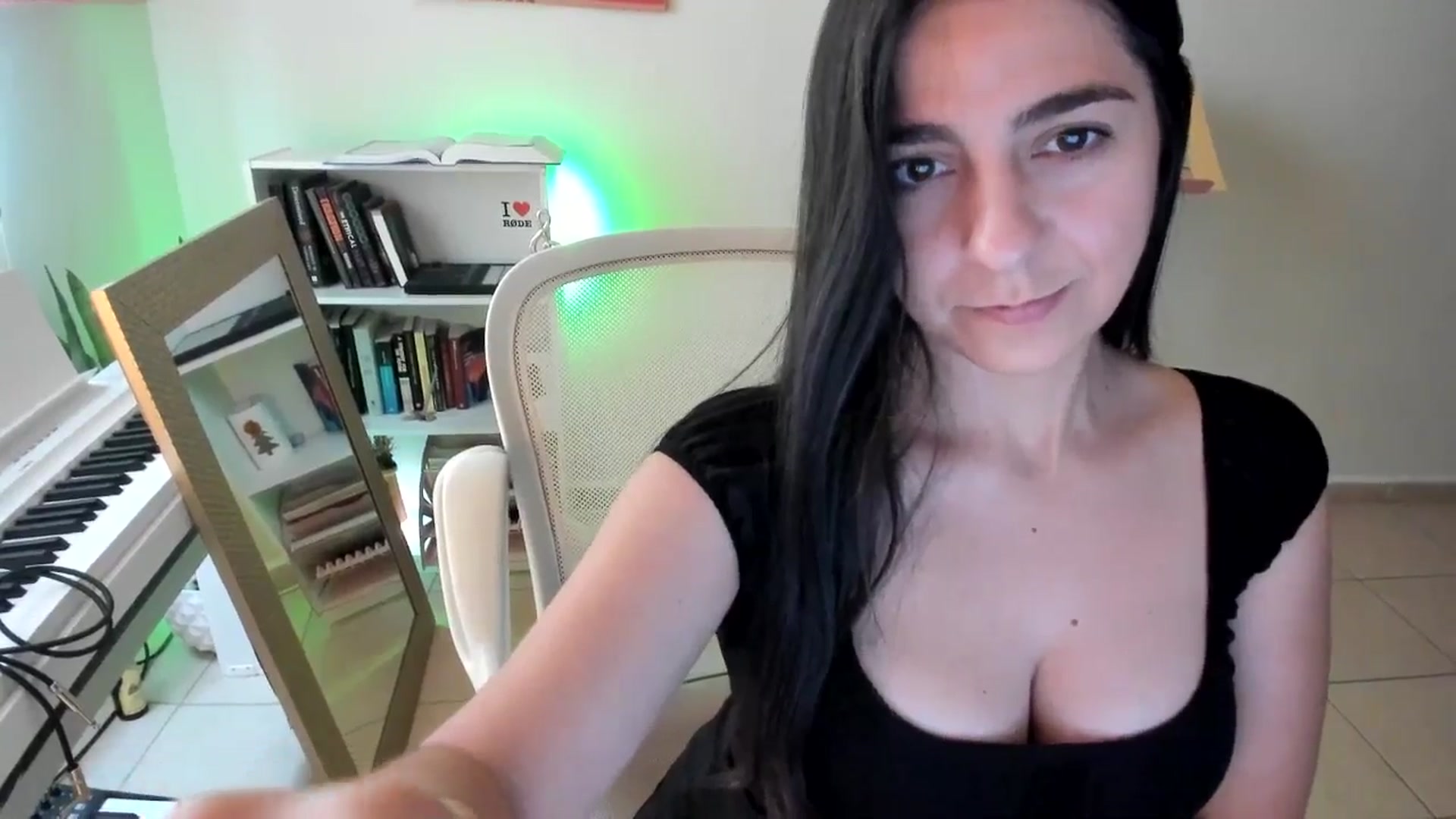 Gallery image thumbnail from anarossanna's myfreecams stream on, 11/28/2024, 19:47 image 16 of 20