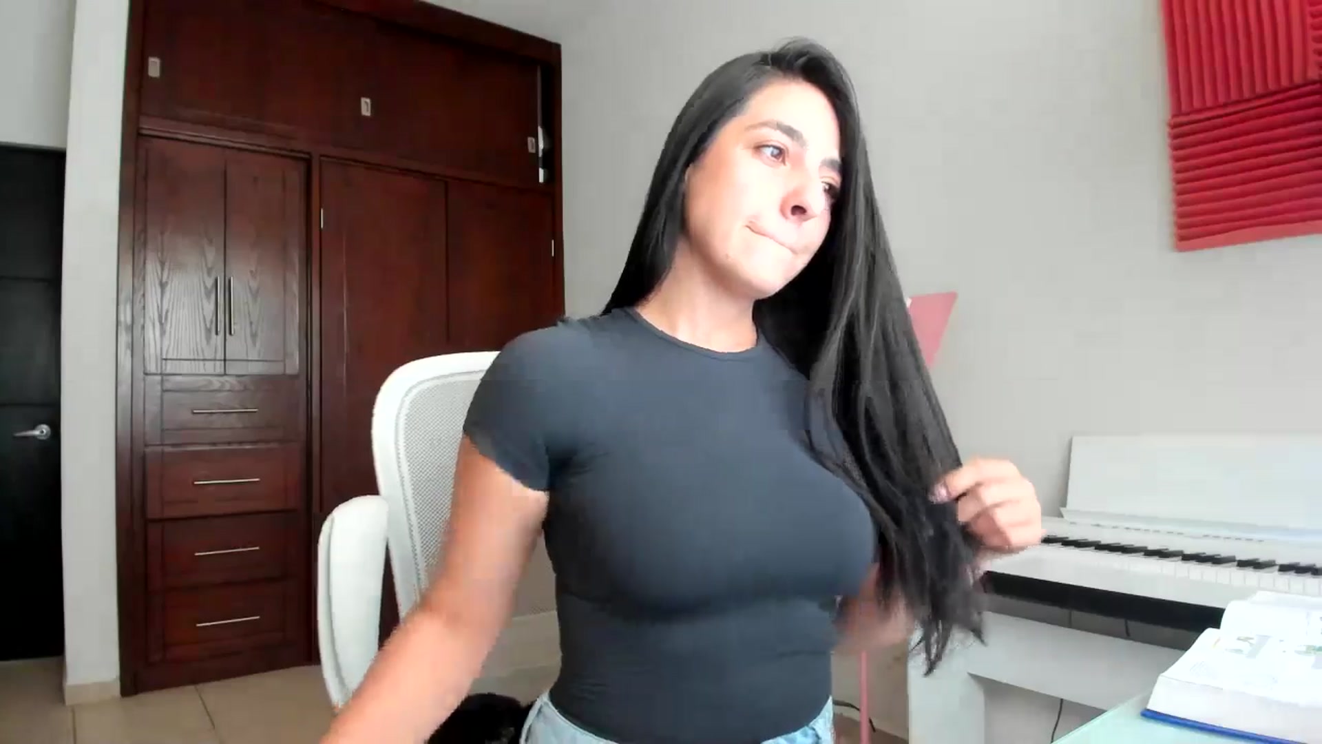 Gallery image thumbnail from anarossanna's myfreecams stream on, 05/27/2025, 18:44 image 4 of 20