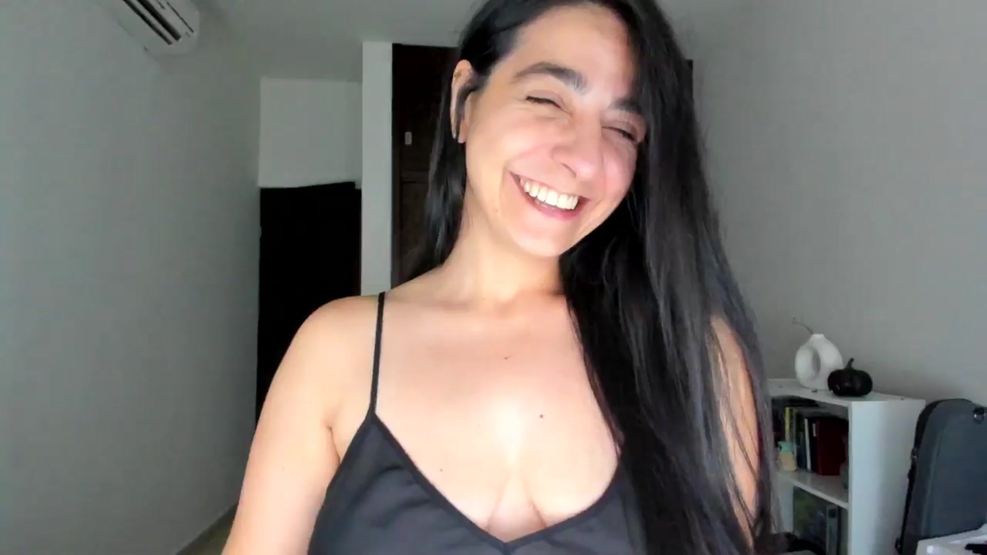 Gallery image thumbnail from anarossanna's myfreecams stream on, 10/05/2025, 05:13 image 4 of 20