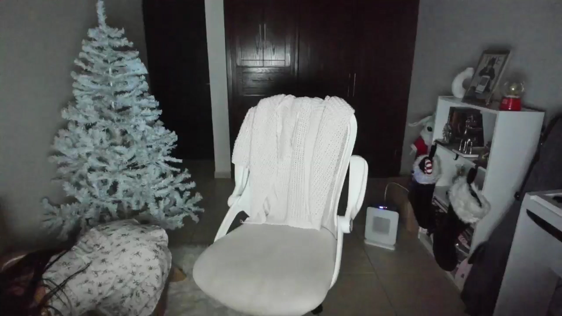 Gallery image thumbnail from anarossanna's myfreecams stream on, 12/06/2025, 07:08 image 6 of 20