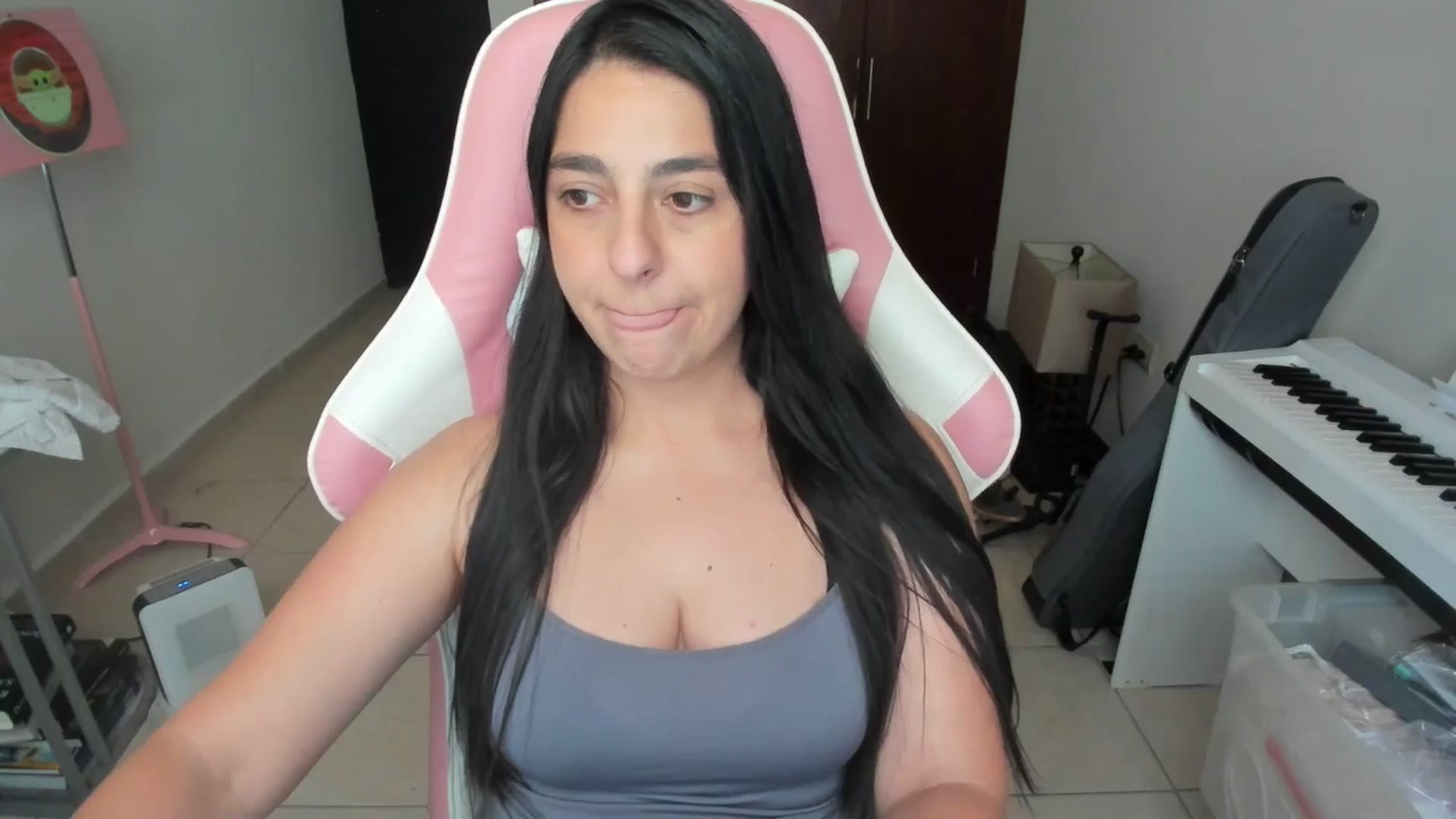 Gallery image thumbnail from anarossanna's myfreecams stream on, 04/22/2026, 18:22 image 15 of 20