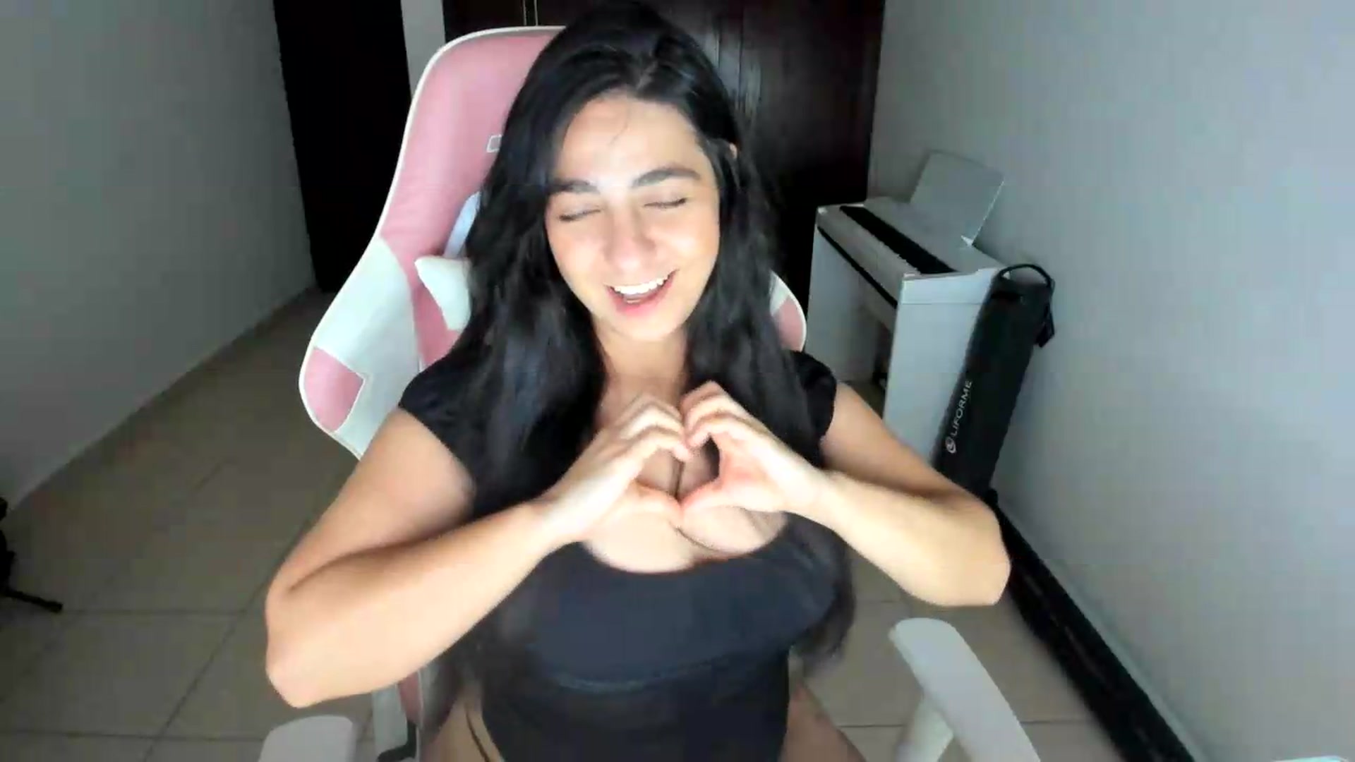 Gallery image thumbnail from anarossanna's myfreecams stream on, 06/19/2026, 04:28 image 10 of 20