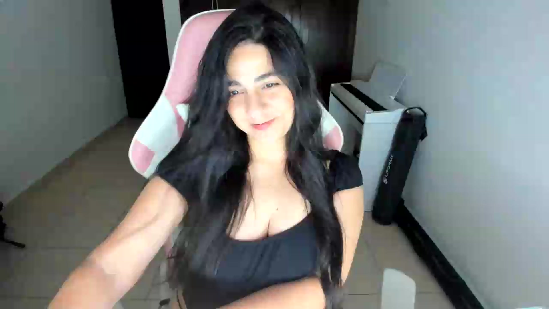 Gallery image thumbnail from anarossanna's myfreecams stream on, 06/19/2026, 04:28 image 4 of 20