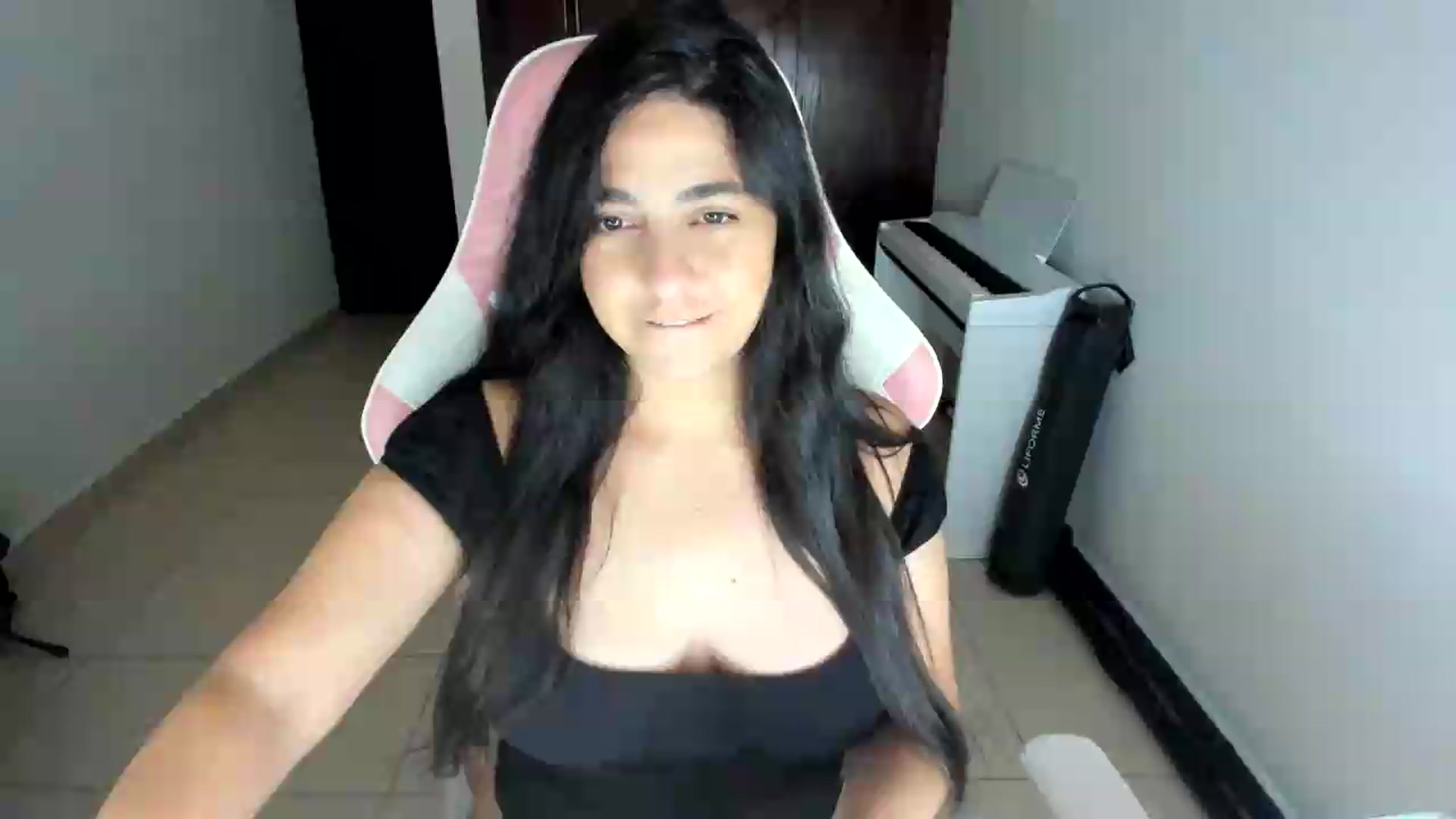 Gallery image thumbnail from anarossanna's myfreecams stream on, 06/19/2026, 04:28 image 1 of 20