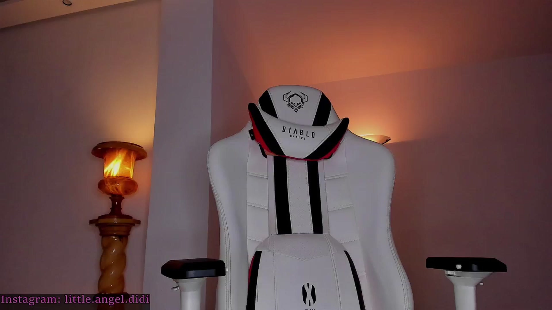 Gallery image thumbnail from angel_didi's myfreecams stream on, 12/24/2024, 12:55 image 10 of 20