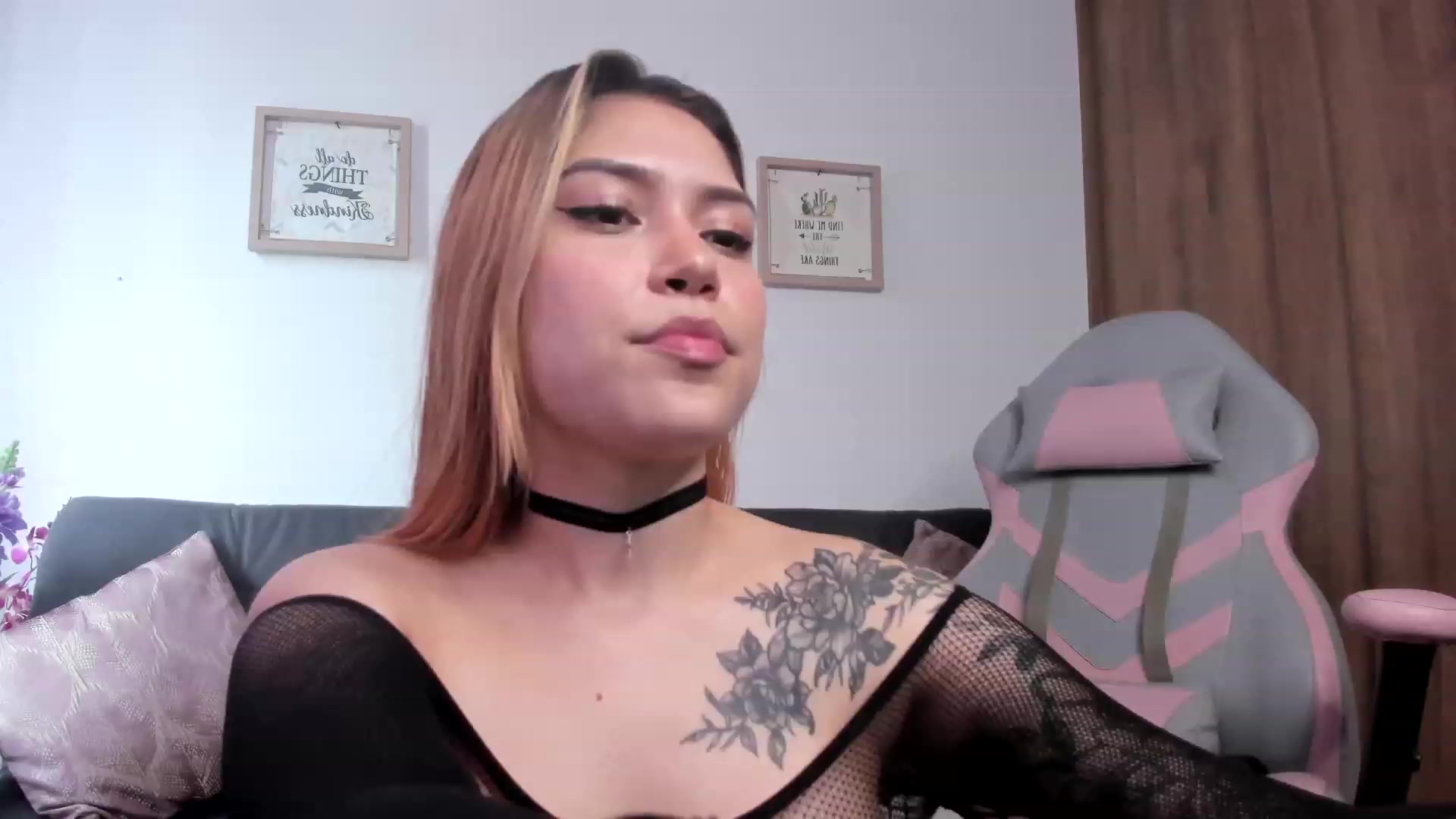 Gallery image thumbnail from angel_sweet9's myfreecams stream on, 01/02/2024, 19:01 image 16 of 20