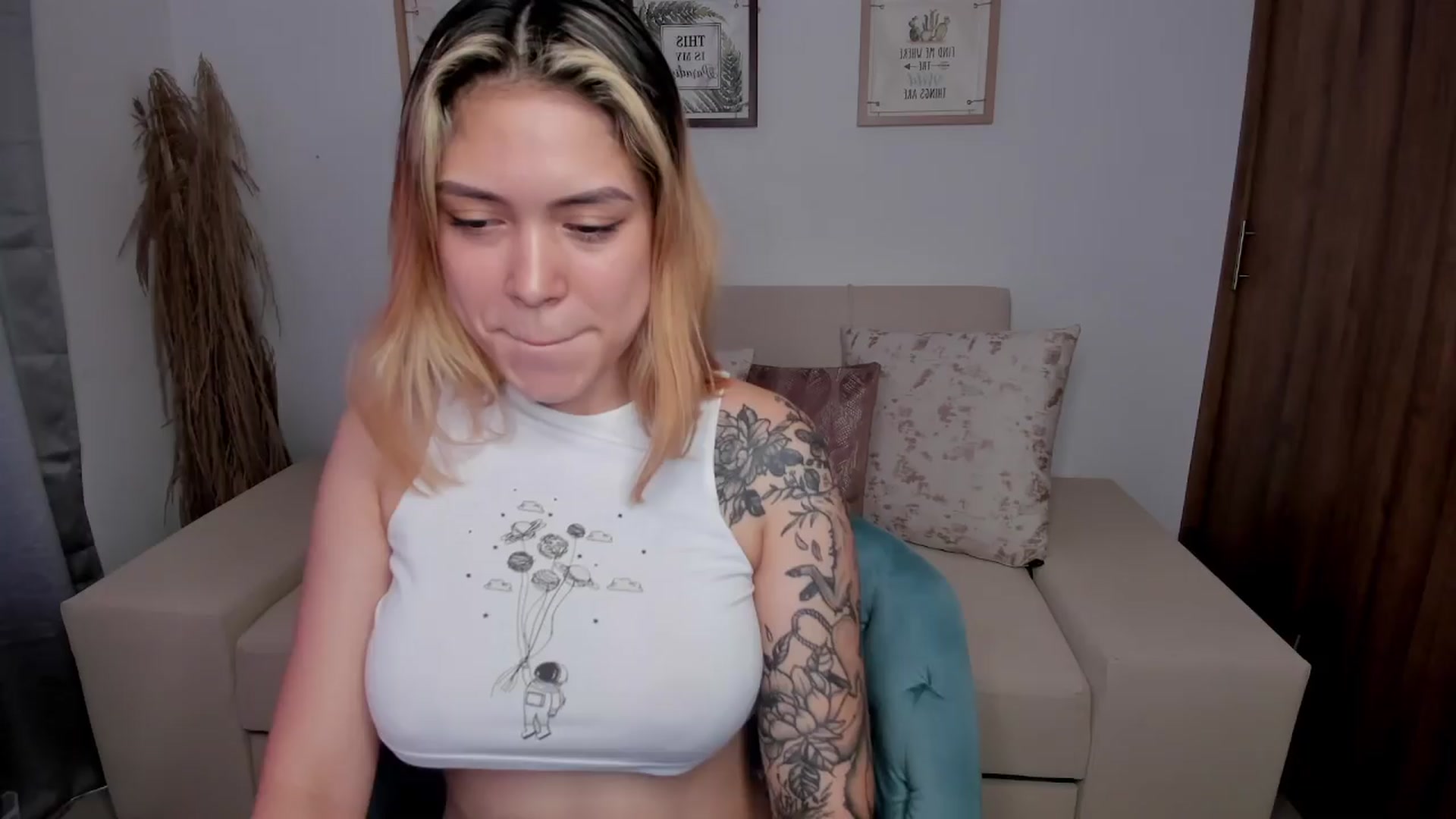 Gallery image thumbnail from angel_sweet9's myfreecams stream on, 04/13/2024, 15:01 image 3 of 20