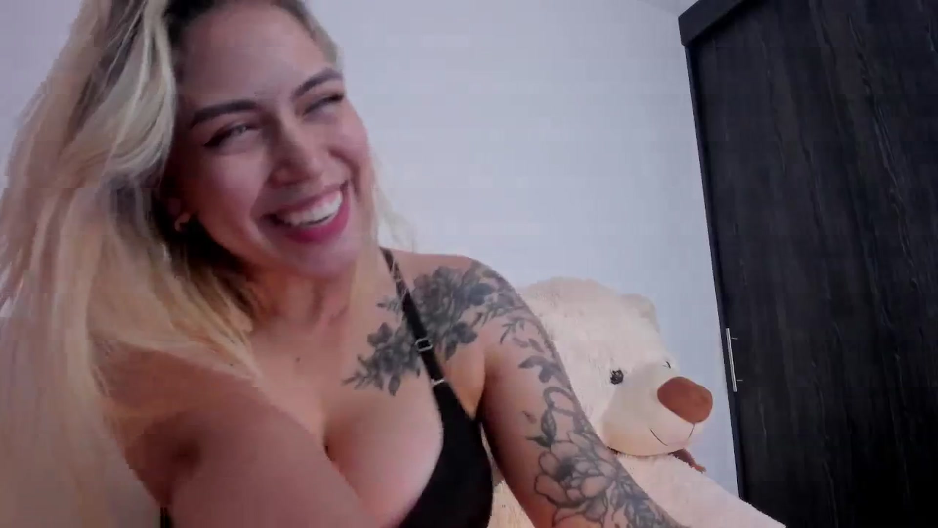 Gallery image thumbnail from angel_sweet9's myfreecams stream on, 06/22/2024, 19:41 image 12 of 20