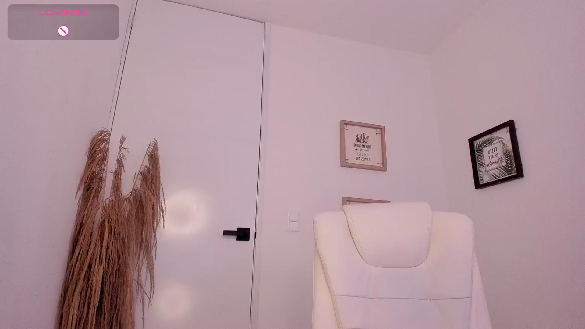 Gallery image thumbnail from angel_sweet9's myfreecams stream on, 12/27/2024, 23:45 image 8 of 20