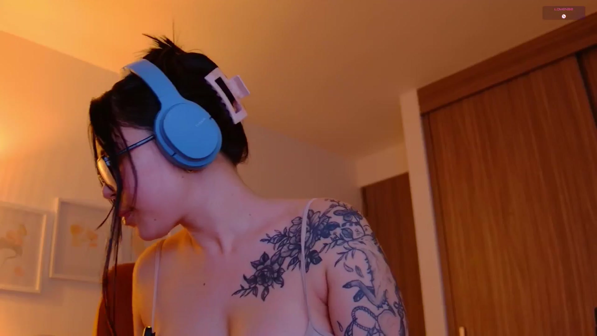 Gallery image thumbnail from angel_sweet9's myfreecams stream on, 10/09/2025, 22:01 image 17 of 20