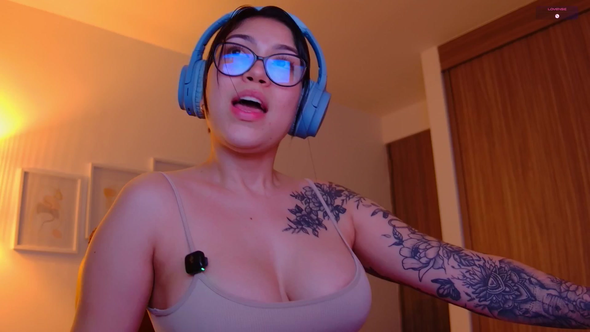 Gallery image thumbnail from angel_sweet9's myfreecams stream on, 10/09/2025, 22:01 image 4 of 20