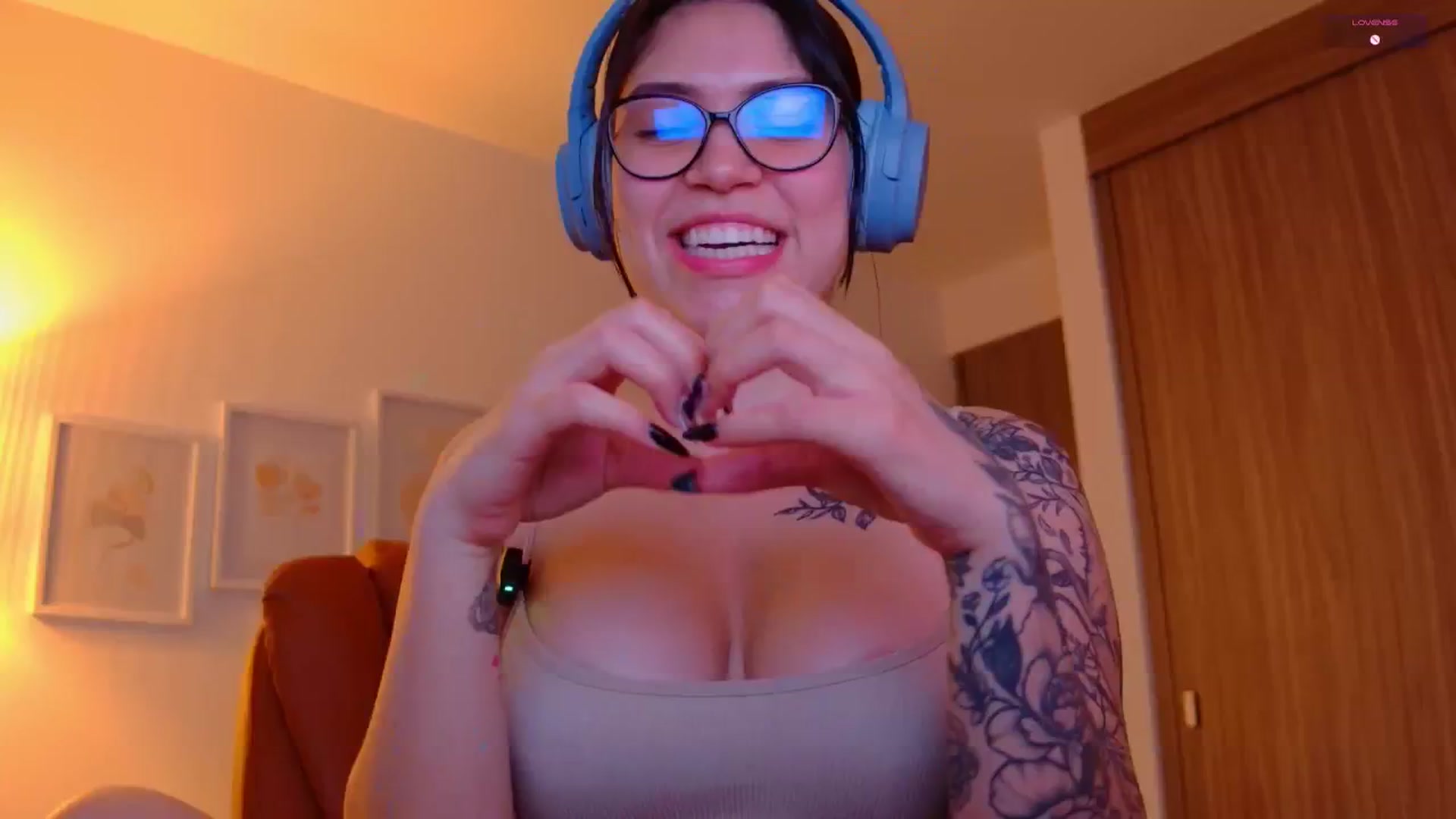 Gallery image thumbnail from angel_sweet9's myfreecams stream on, 10/09/2025, 22:01 image 7 of 20