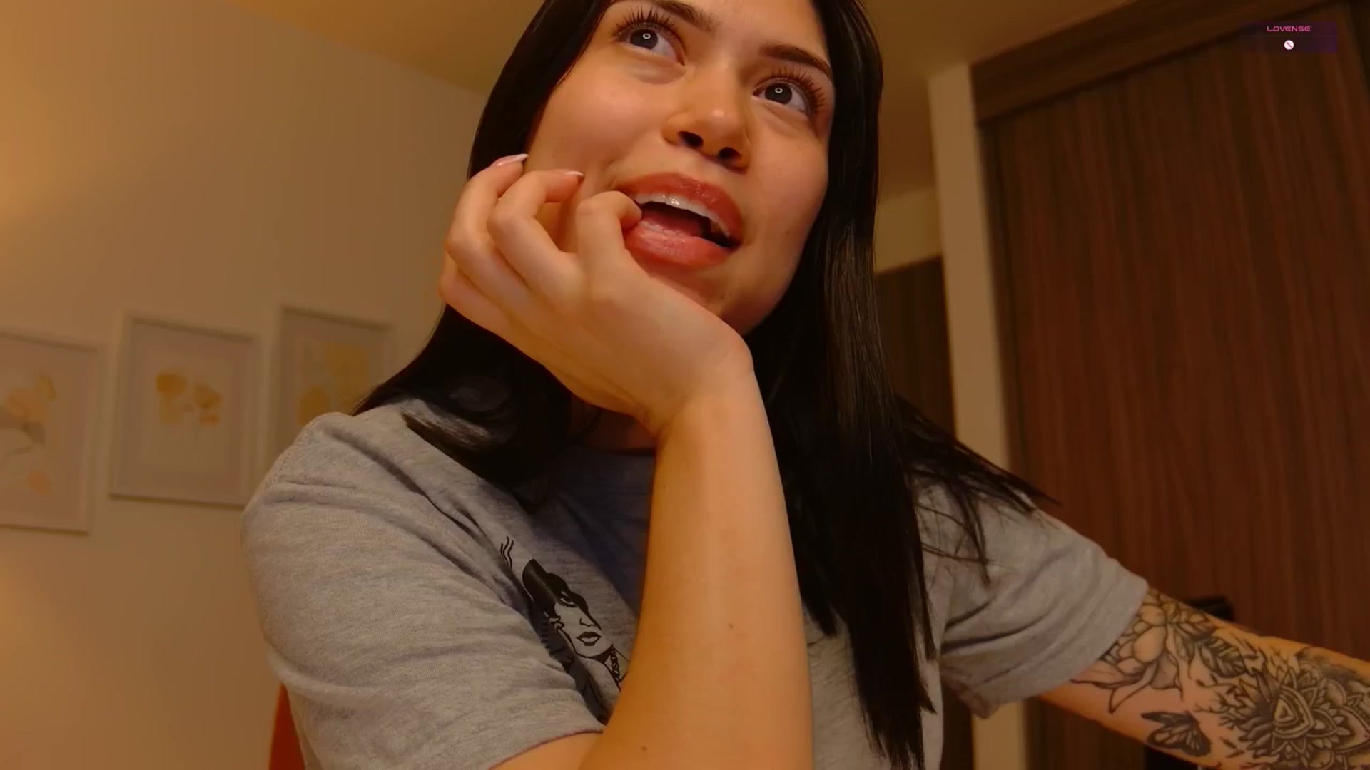 Gallery image thumbnail from angel_sweet9's myfreecams stream on, 12/31/2025, 23:15 image 13 of 20