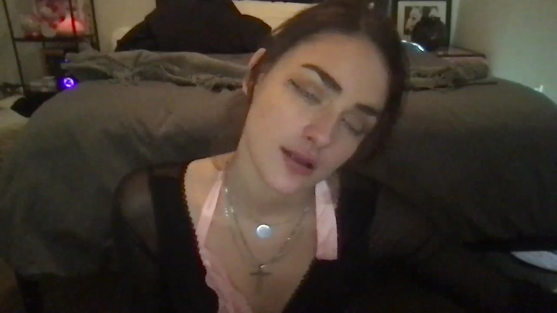 Gallery image thumbnail from angelpuppygrl's myfreecams stream on, 12/04/2024, 16:35 image 16 of 20