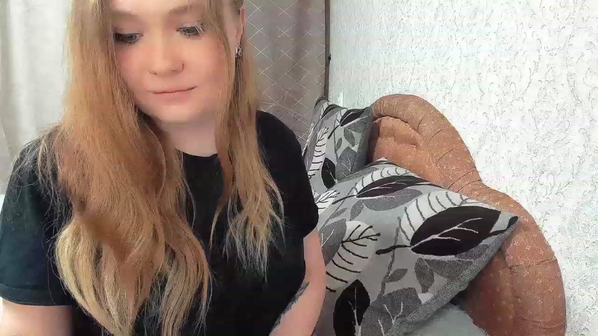 Gallery image thumbnail from angelskiss_'s myfreecams stream on, 12/20/2022, 20:56 image 1 of 20