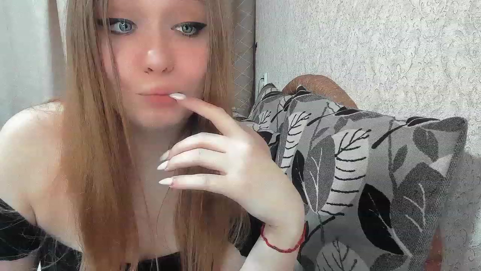 Gallery image thumbnail from angelskiss_'s myfreecams stream on, 12/25/2022, 20:57 image 14 of 20