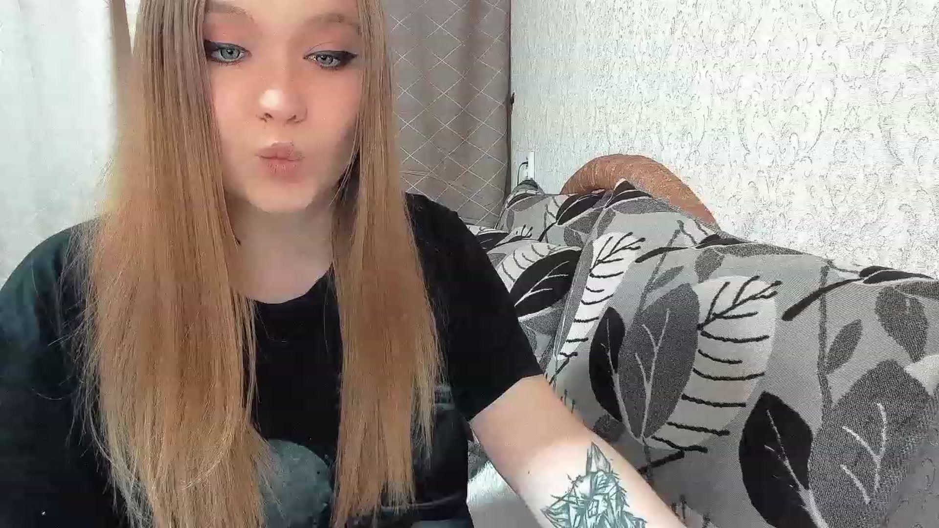 Gallery image thumbnail from angelskiss_'s myfreecams stream on, 12/25/2022, 22:47 image 14 of 20