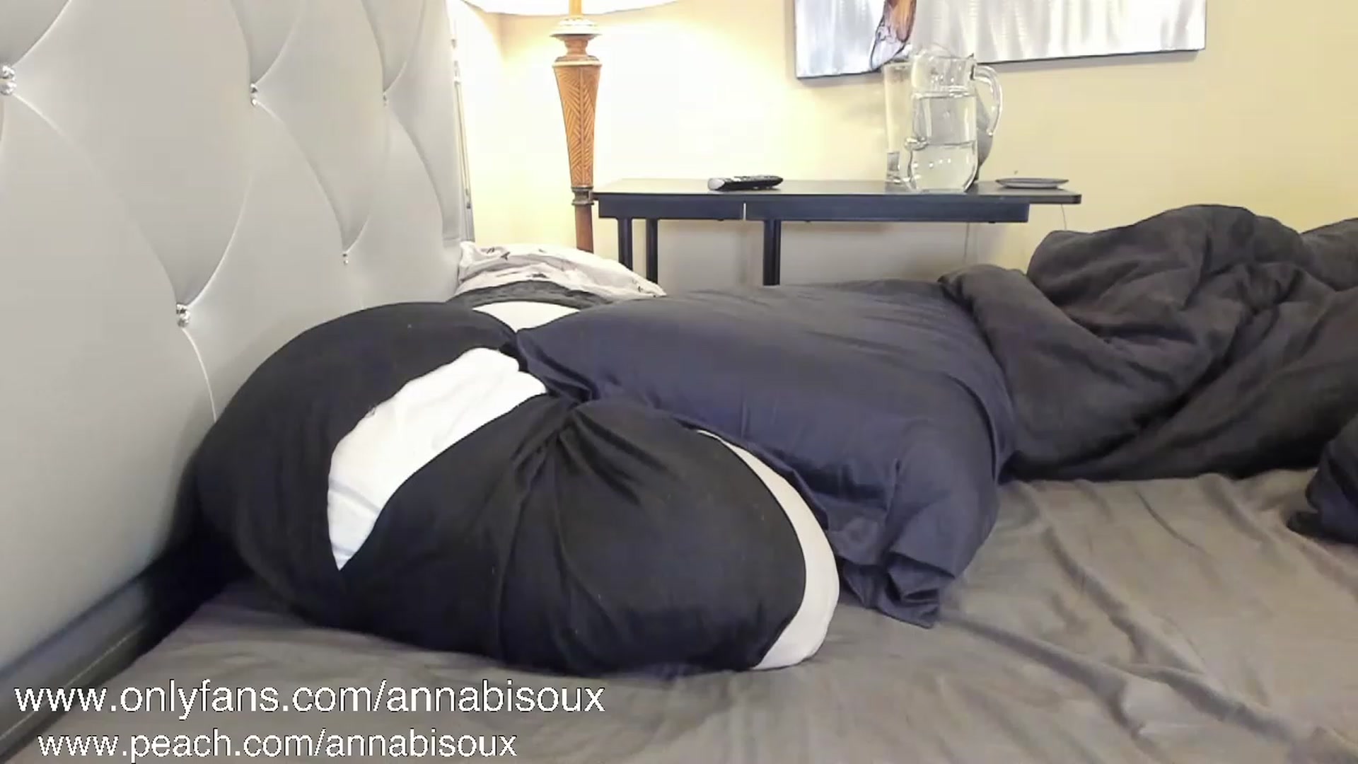 Gallery image thumbnail from annabisoux's myfreecams stream on, 11/25/2022, 04:44 image 7 of 20