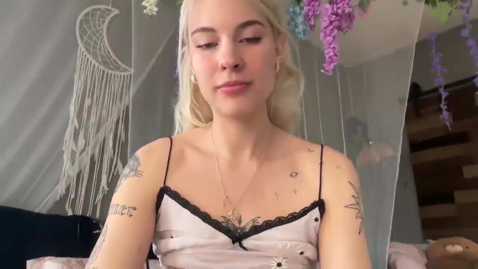 Gallery image thumbnail from annieangel18's myfreecams stream on, 02/26/2025, 18:31 image 19 of 20