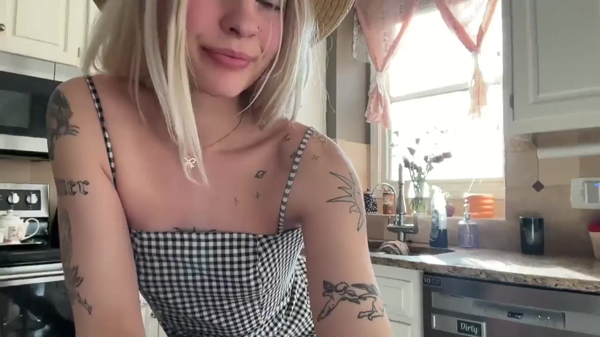 Gallery image thumbnail from annieangel18's myfreecams stream on, 02/28/2025, 22:34 image 11 of 20