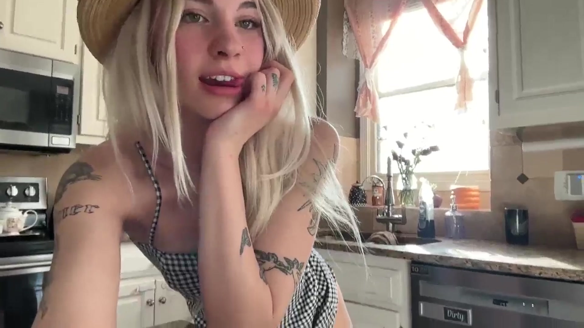 Gallery image thumbnail from annieangel18's myfreecams stream on, 02/28/2025, 22:34 image 14 of 20