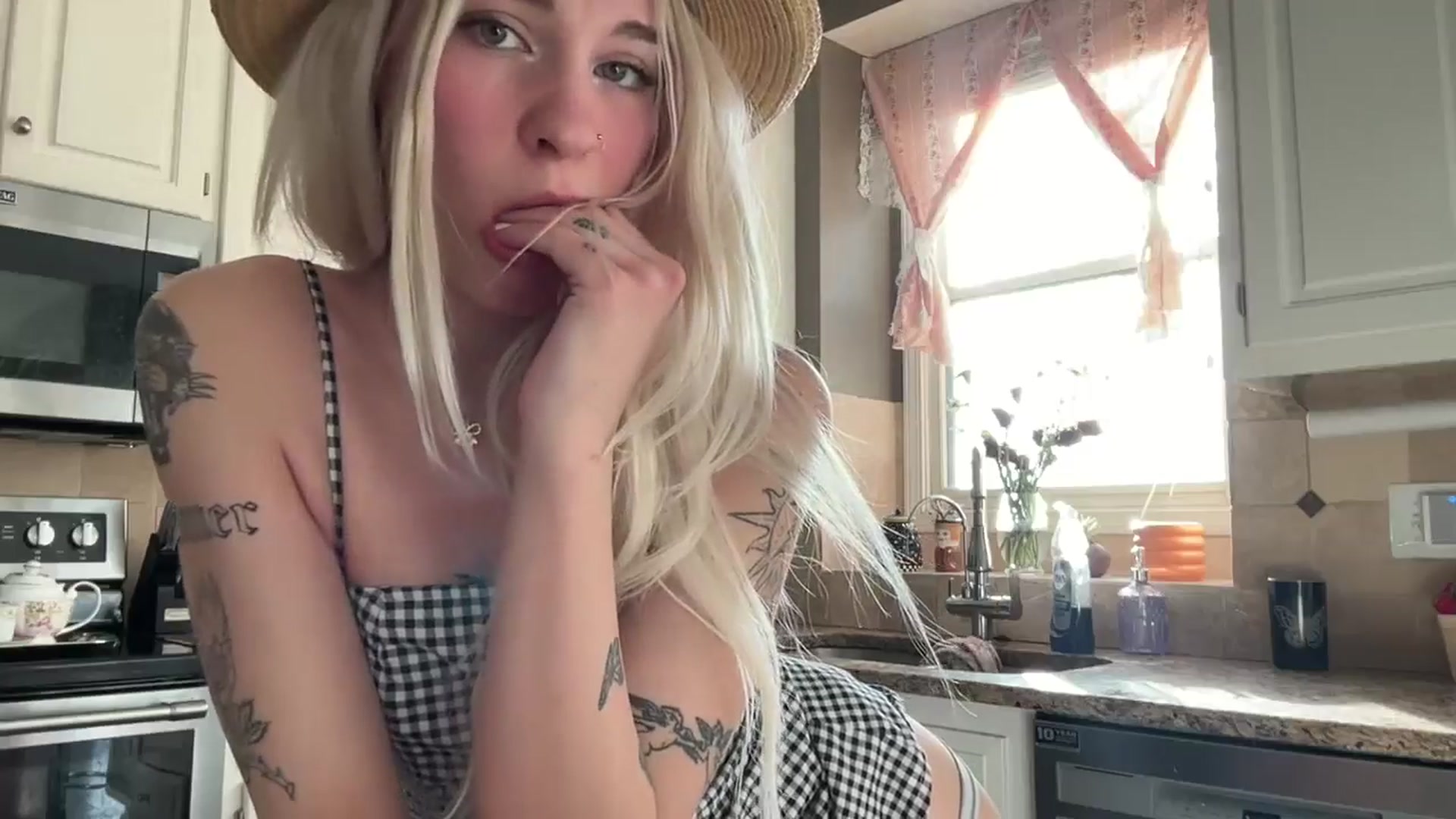 Gallery image thumbnail from annieangel18's myfreecams stream on, 02/28/2025, 22:34 image 13 of 20